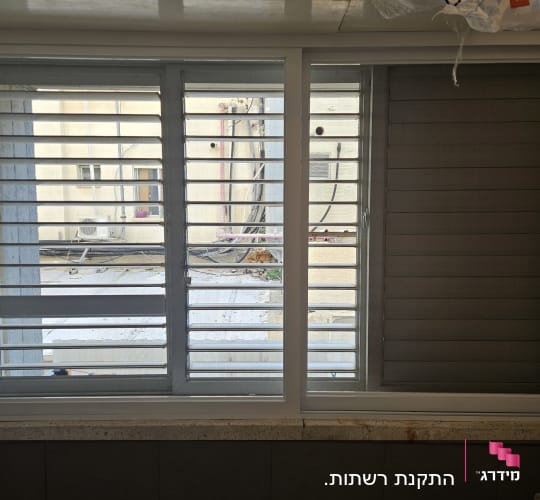 חלון אלומיניום עם תריסים במטבח